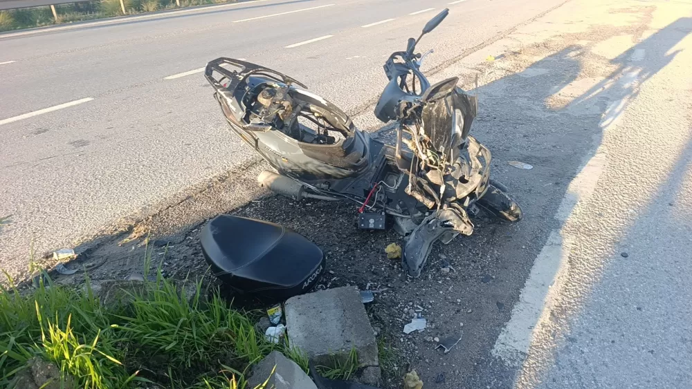 Otomobille çarpışan motosikletli metrelerce havaya savruldu