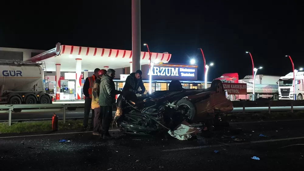 Ankara-Eskişehir yolu üzerinde otomobil, Tıra arkadan çarptı 1 ölü 1 ağır 3 yaralı