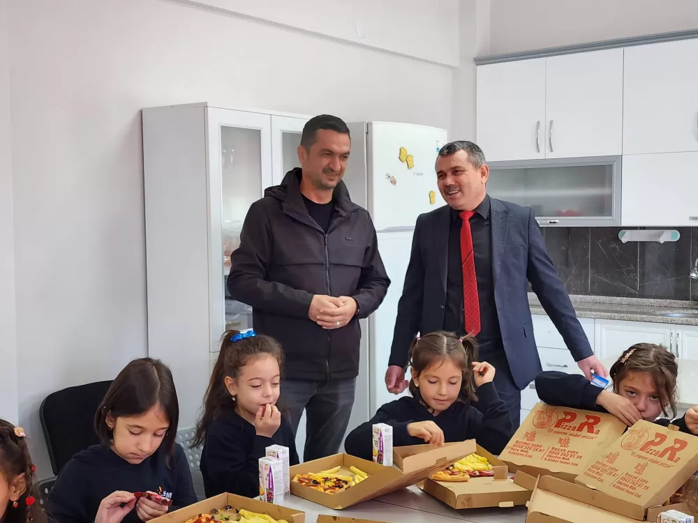 Bucak’ta minik öğrenci başkan seçildi Vekil Mustafa Oğuz, başkanlık vaadine vesile oldu