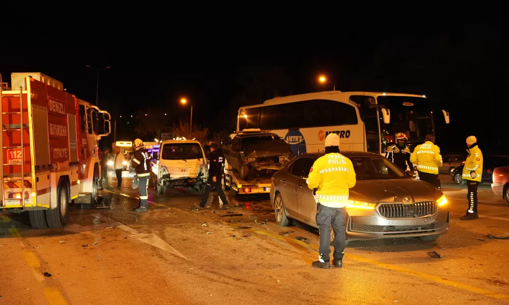 Denizli’de 5 aracın karıştığı zincirleme kaza çok sayıda kişi yaralandı