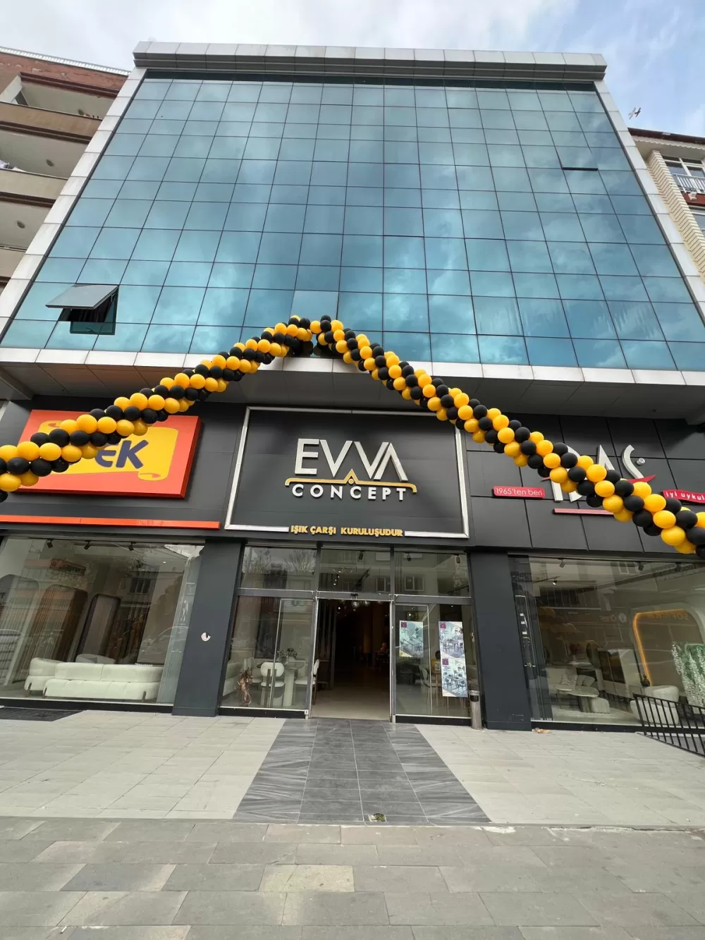 Evva Concept'te balon patlatan kazanıyor Akıl almaz indirimleri kaçırmayın