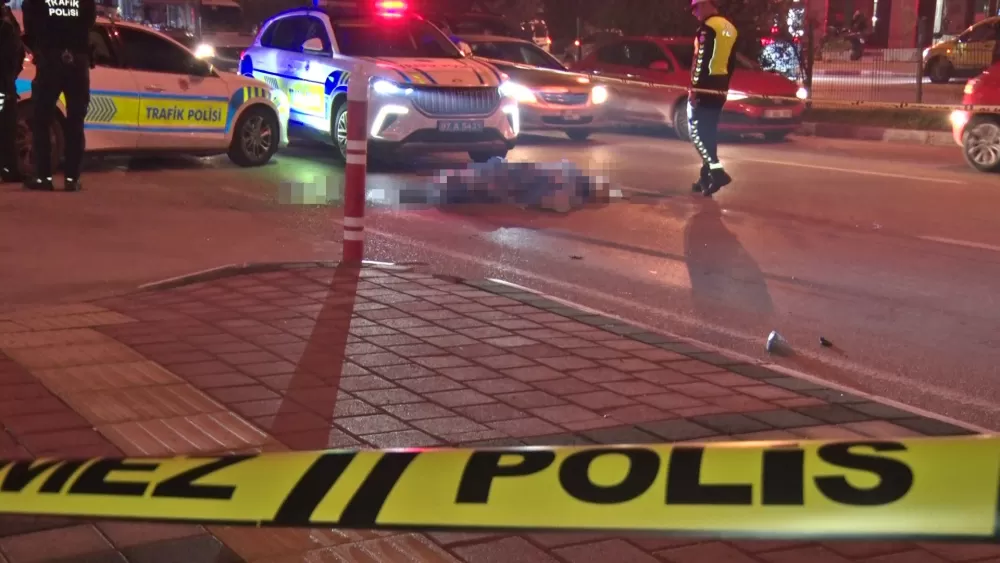 Antalya'da Gecenin acı Olayı Kamyon ile çarpışan 17 Yaşındaki genç Motor sürücüsü öldü