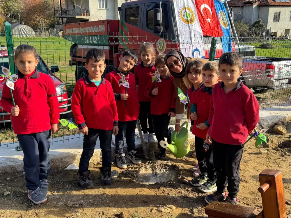 Bucak'ta minikler fidanları toprakla buluşturdu