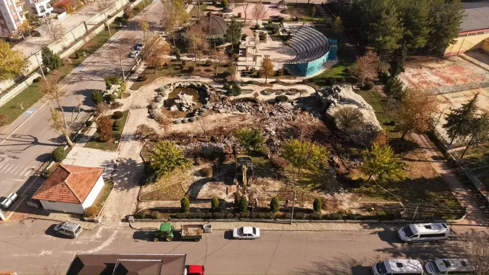 Bucak Belediyesi Şirinler Parkı’nı yeniden inşa ediyor