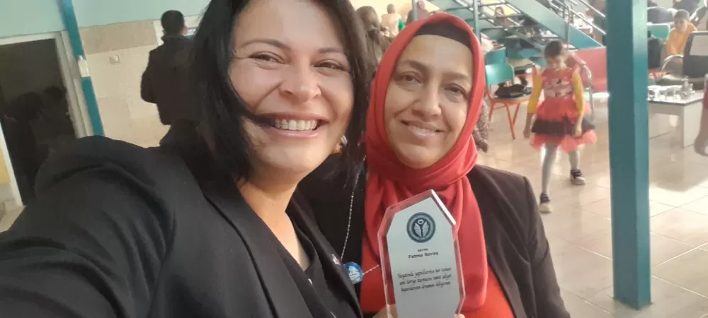 Başkan Fatime Savaş Öğüt’e özel çocuklar gününde plaket