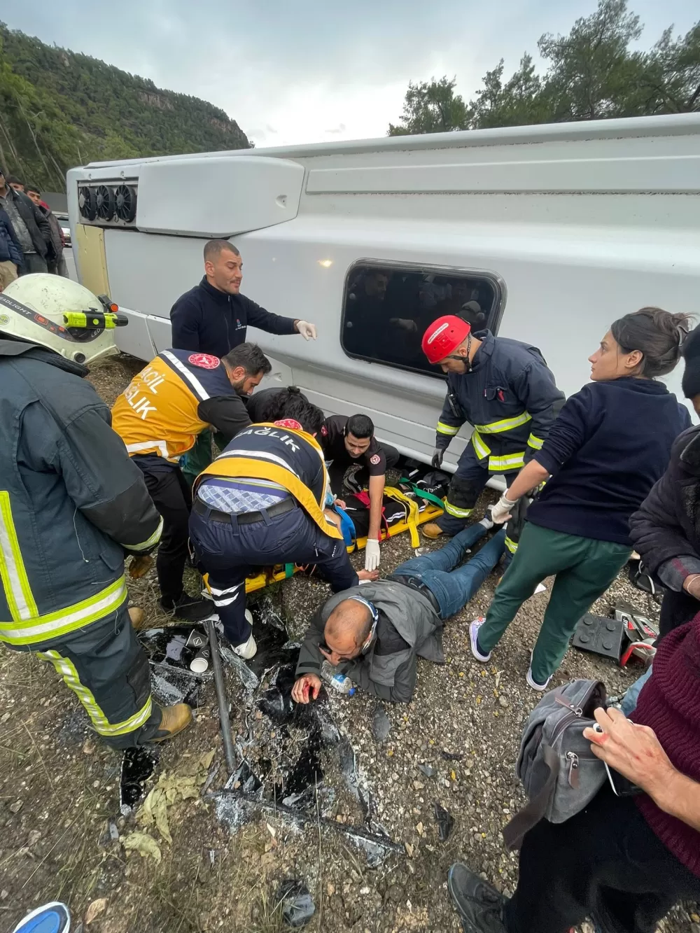 Antalya-Kumluca Karayolu Kemer'de midibüs devrildi 6 yaralı