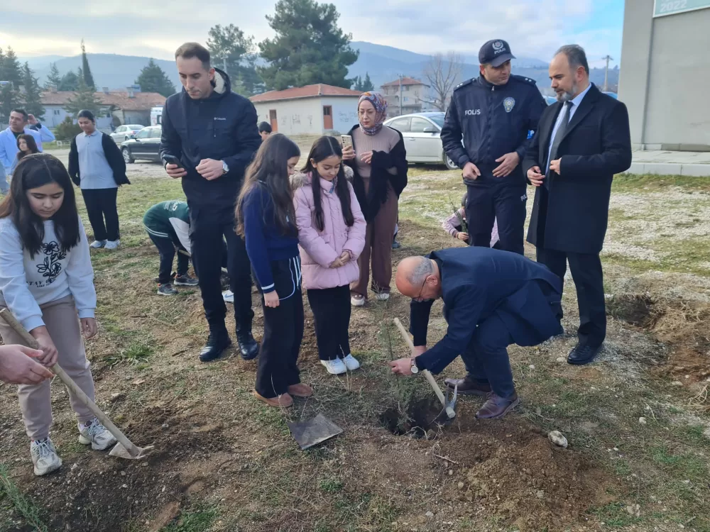 İnsan Hakları gününde Kemer'de fidanlar toprakla buluştu