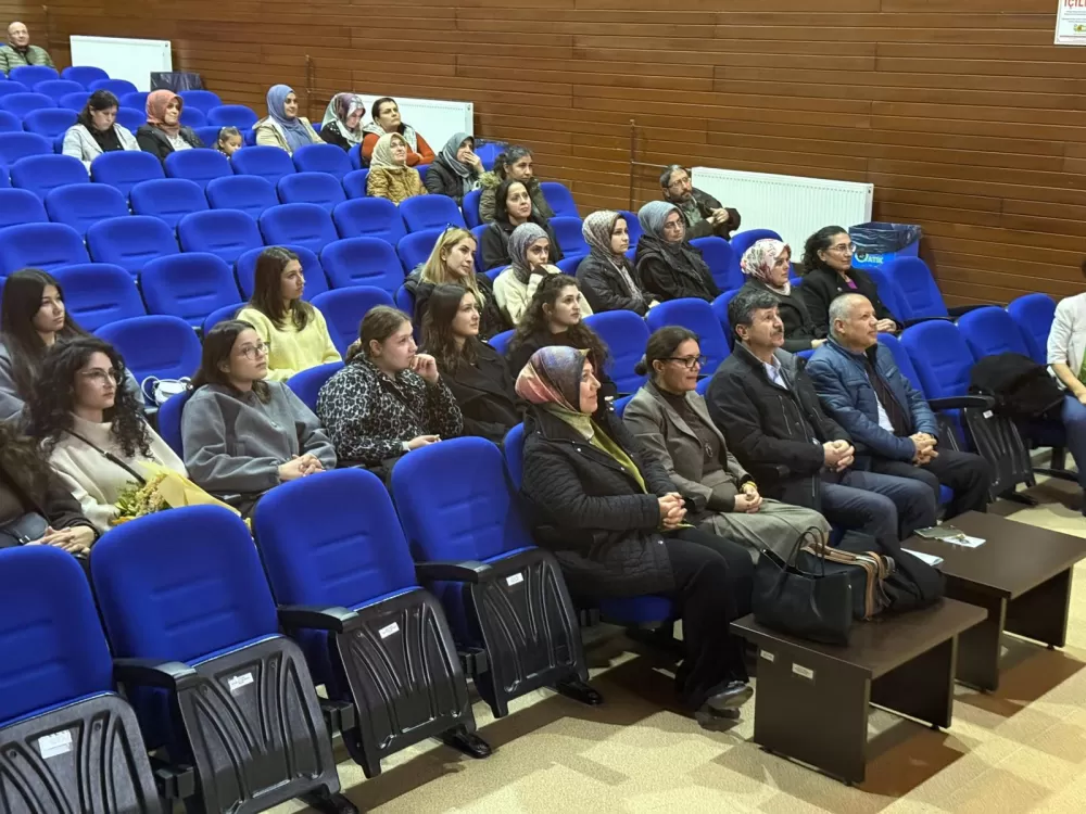 Bucak’ta ‘2025 Aile Yılı’ kapsamında velilere yönelik eğitim konferansı düzenlendi