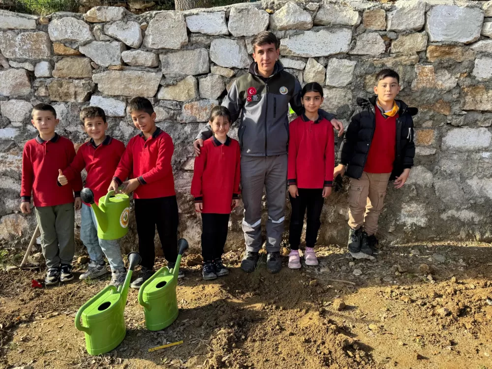 Bucak'ta minikler fidanları toprakla buluşturdu