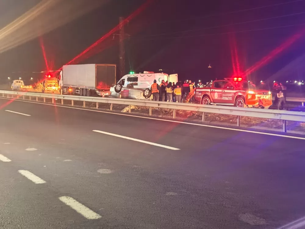 Ankara-Eskişehir yolu üzerinde otomobil, Tıra arkadan çarptı 1 ölü 1 ağır 3 yaralı