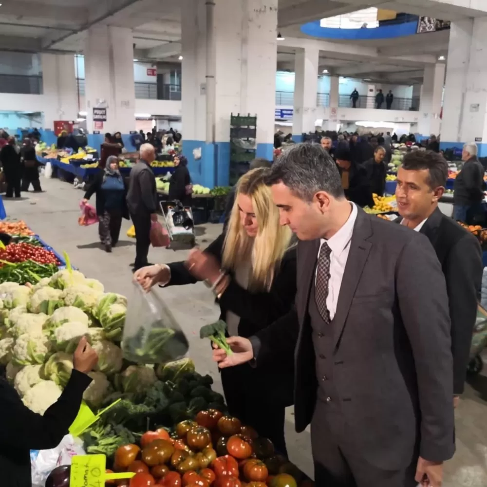 Kaymakam Kuruca Perşembe Pazarında! Pazar esnafıyla hasbihal etti