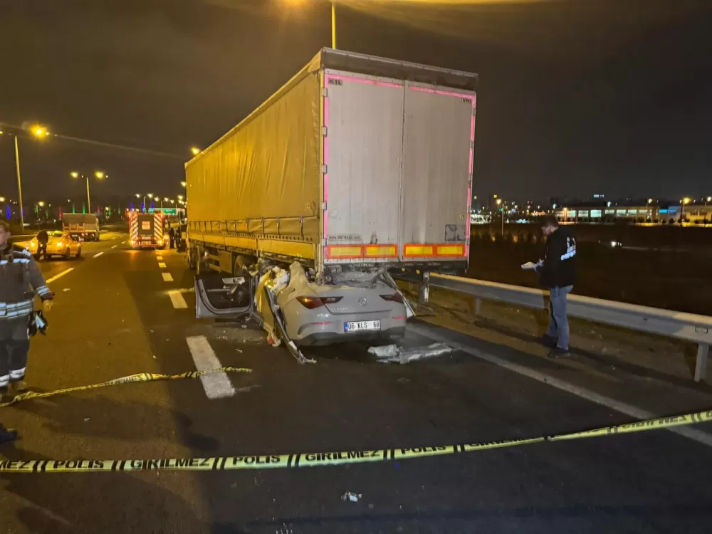 Ankara’da bir otomobil Dorsenin altına girdi 2 ölü 1 ağır yaralı