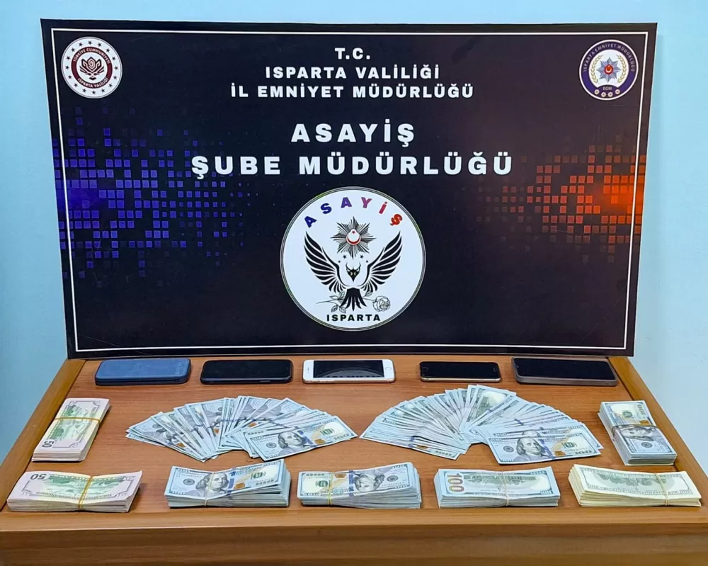 Isparta'da Kendilerini polis olarak tanıtıp milyonluk vurgun yapan 3 şüpheli paralarla yakalandı
