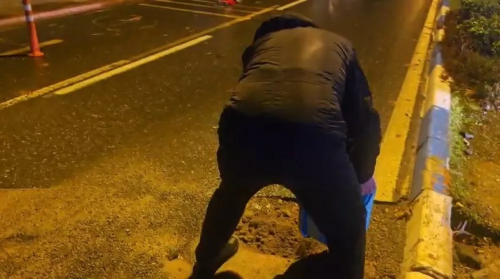 Alanya'da Yolda oluşan çukurları görünce dayanamayan esnaf kum ve çakılla çukurları kendisi kapattı