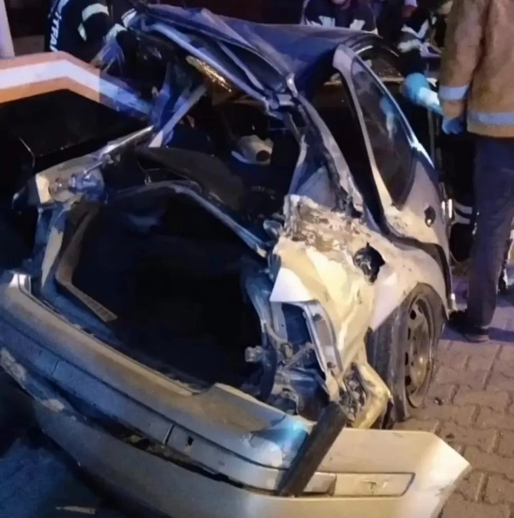 Denizli'de otomobil park halindeki tırın dorsesine çarptı: 1 ölü 1 yaralı