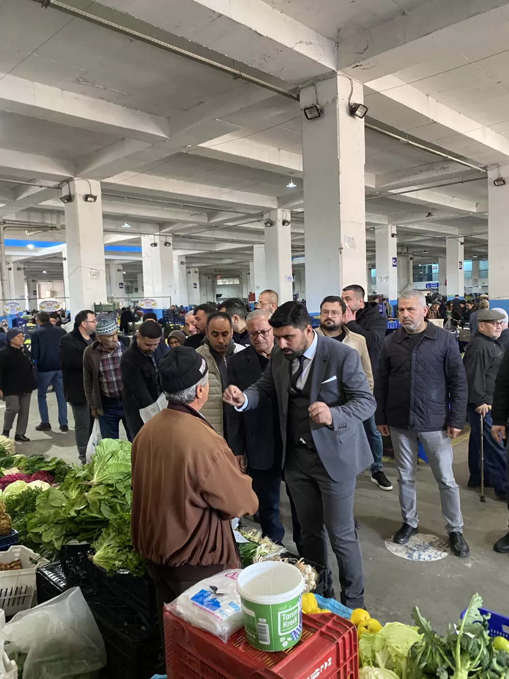 Başkan adayı Tuğcu’dan dev perşembe pazarı çıkartması! Esnaftan pazarda yoğun ilgi