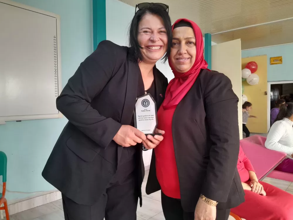 Başkan Fatime Savaş Öğüt’e özel çocuklar gününde plaket