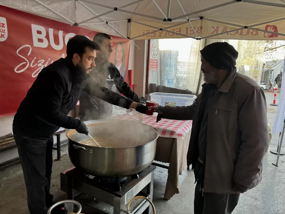 Bucak Belediyesi geleneği sürdürüyor! Vatandaş ve esnafa sıcacık çorba