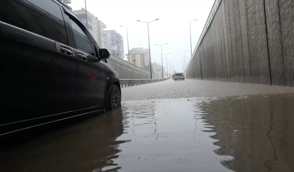 Alanya Yağmura teslim oldu sağanak yağışta Alt geçitlerde araçlar mahsur kaldı