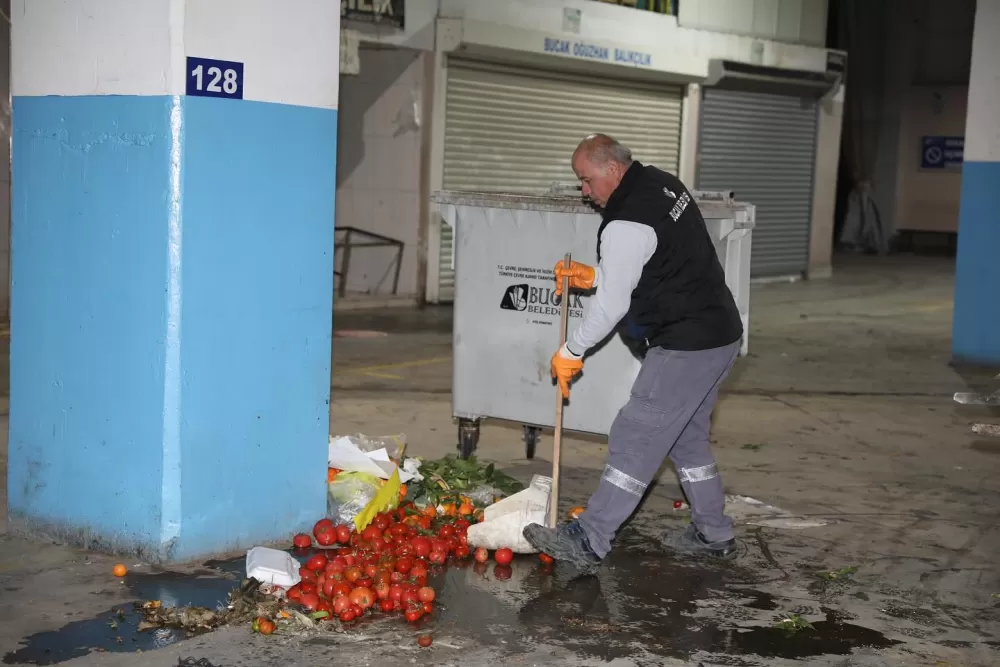 Bucak'ta pazar alanı pırıl pırıl oldu! Ekipler tertemiz yaptı