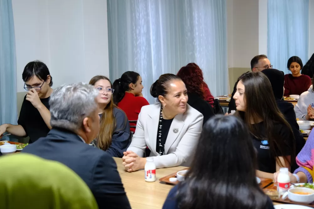 Burdur Valisi Bilgihan, öğrencilerle akşam yemeğinde buluştu