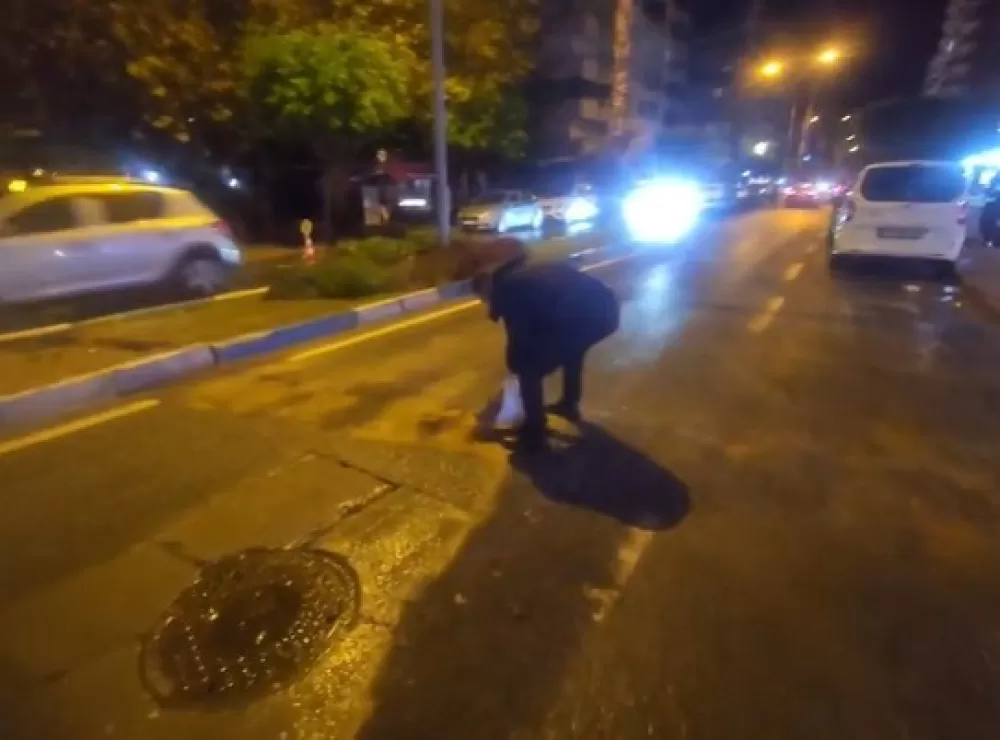 Alanya'da Yolda oluşan çukurları görünce dayanamayan esnaf kum ve çakılla çukurları kendisi kapattı