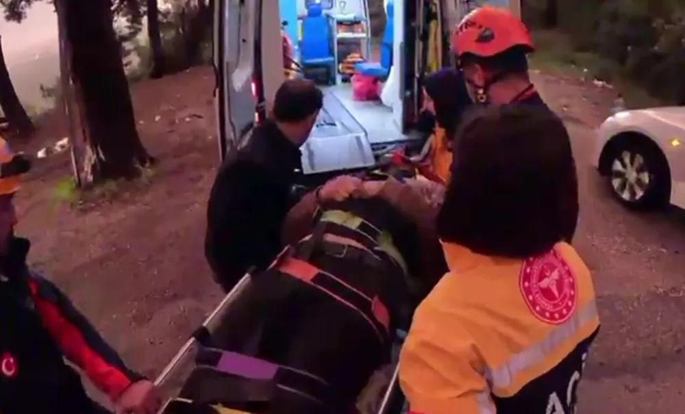 Virajlı yolda hakimiyeti yitirip uçuruma yuvarlandı