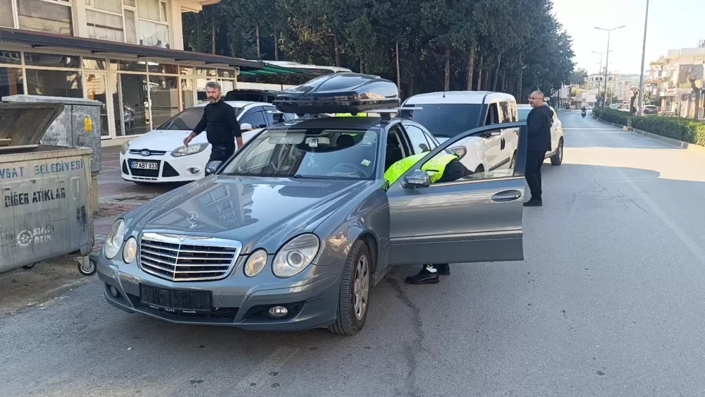 Antalya'da plakası bezle kapalı otomobil trafikten men edildi