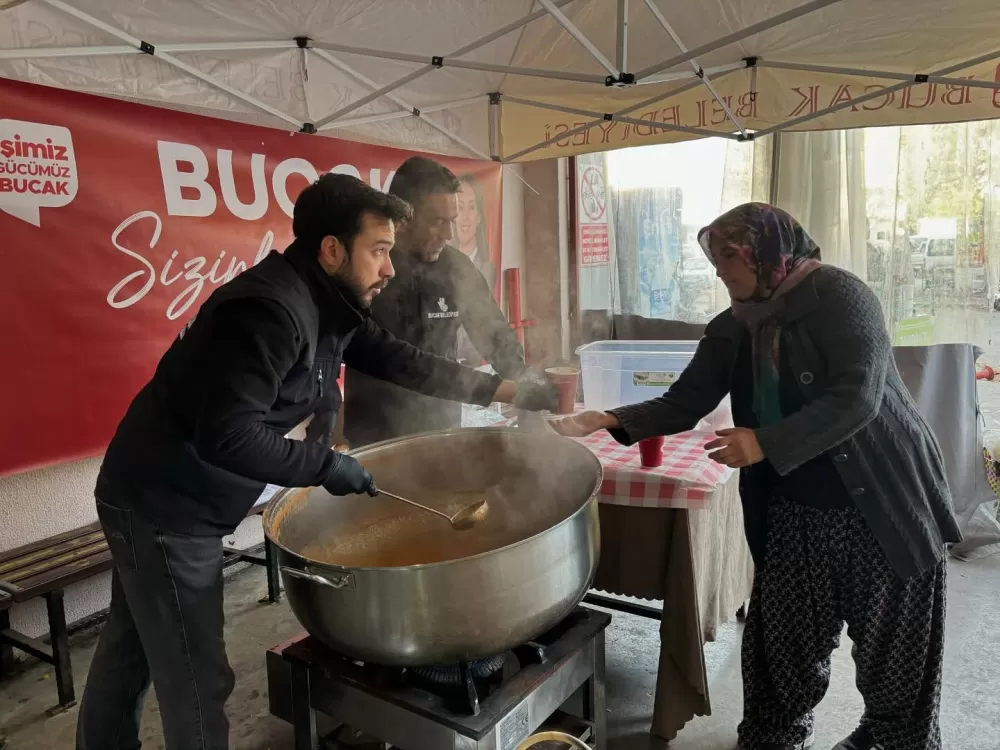Bucak Belediyesi geleneği sürdürüyor! Vatandaş ve esnafa sıcacık çorba