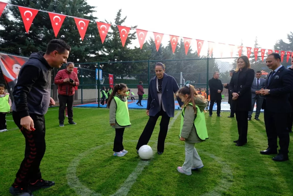 Burdur’da yeni spor alanı öğrencilerin kullanımına açıldı Vali Bilgihan açılışa katıldı