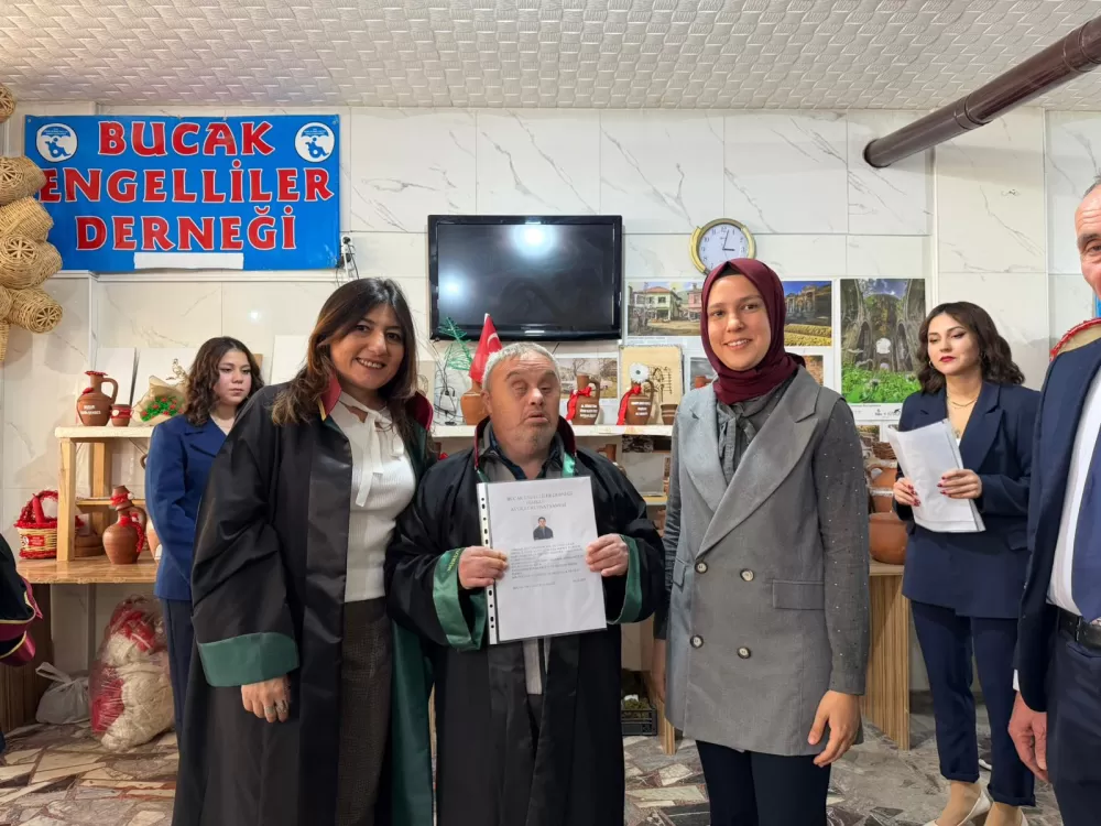 Bucak’ta engelli bireylere anlamlı jest Temsili cübbe ve ruhsat töreni