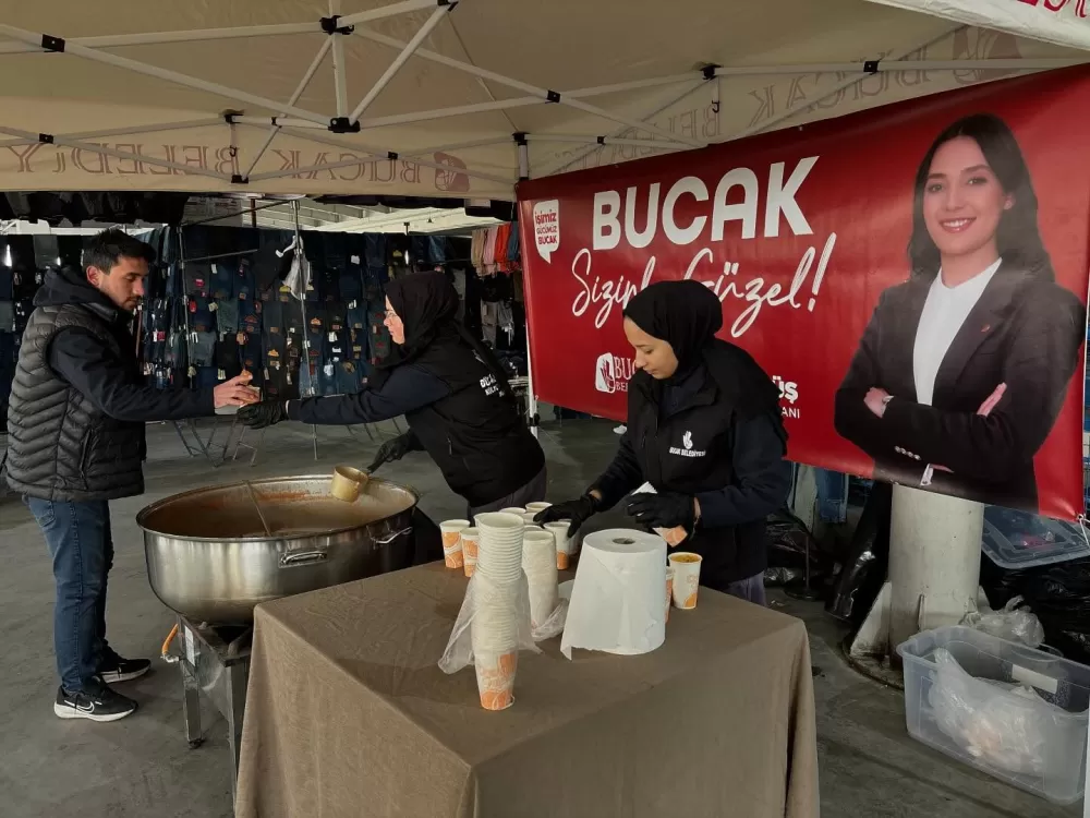 Bucak Belediyesi geleneği sürdürüyor! Vatandaş ve esnafa sıcacık çorba