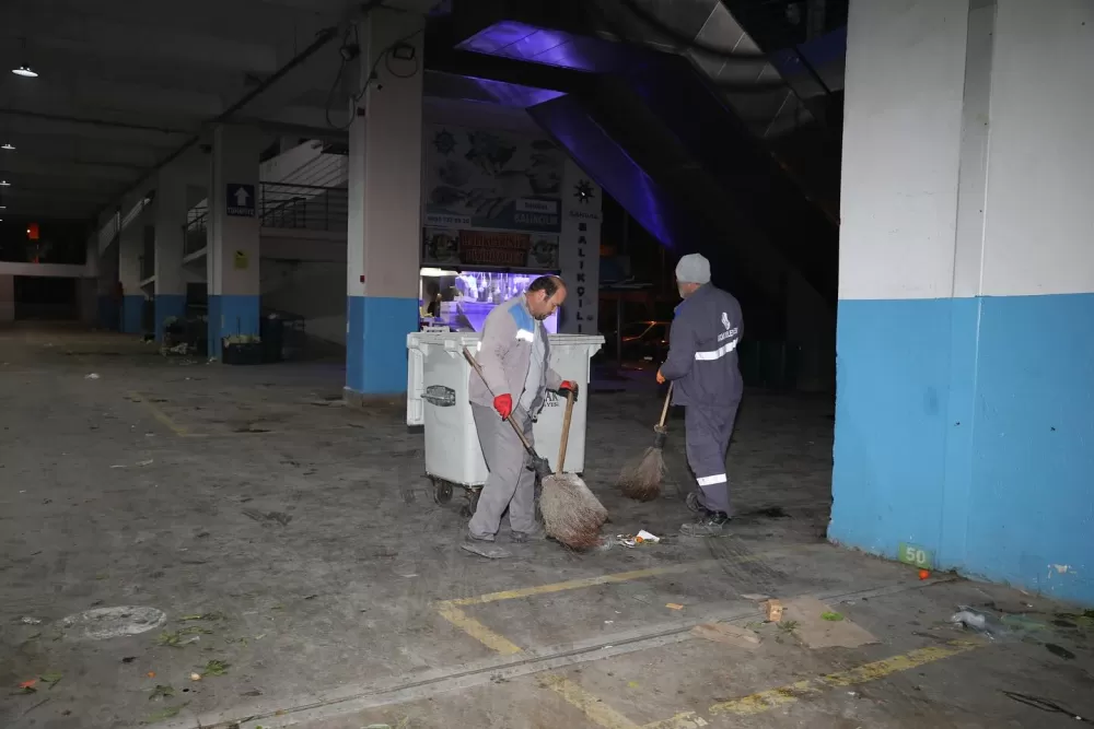 Bucak'ta pazar alanı pırıl pırıl oldu! Ekipler tertemiz yaptı