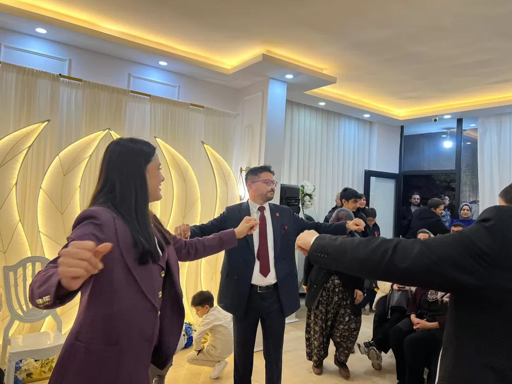 Başkan Ahmet Sedat Oktay, Korkuteli’nde nişan yüzüklerini taktı