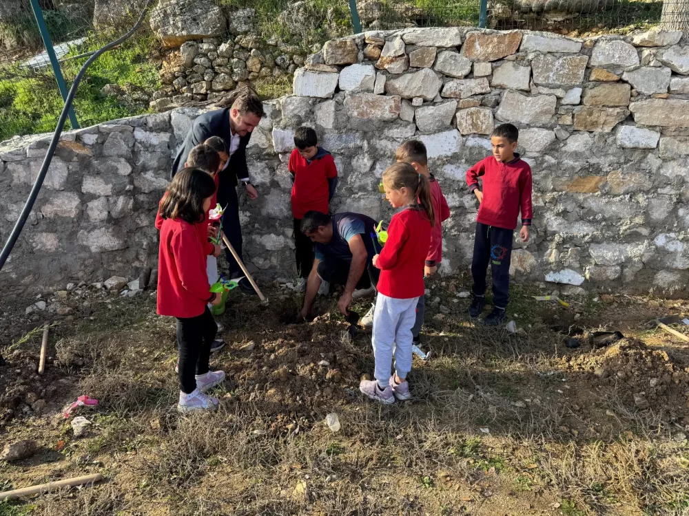 Bucak'ta minikler fidanları toprakla buluşturdu