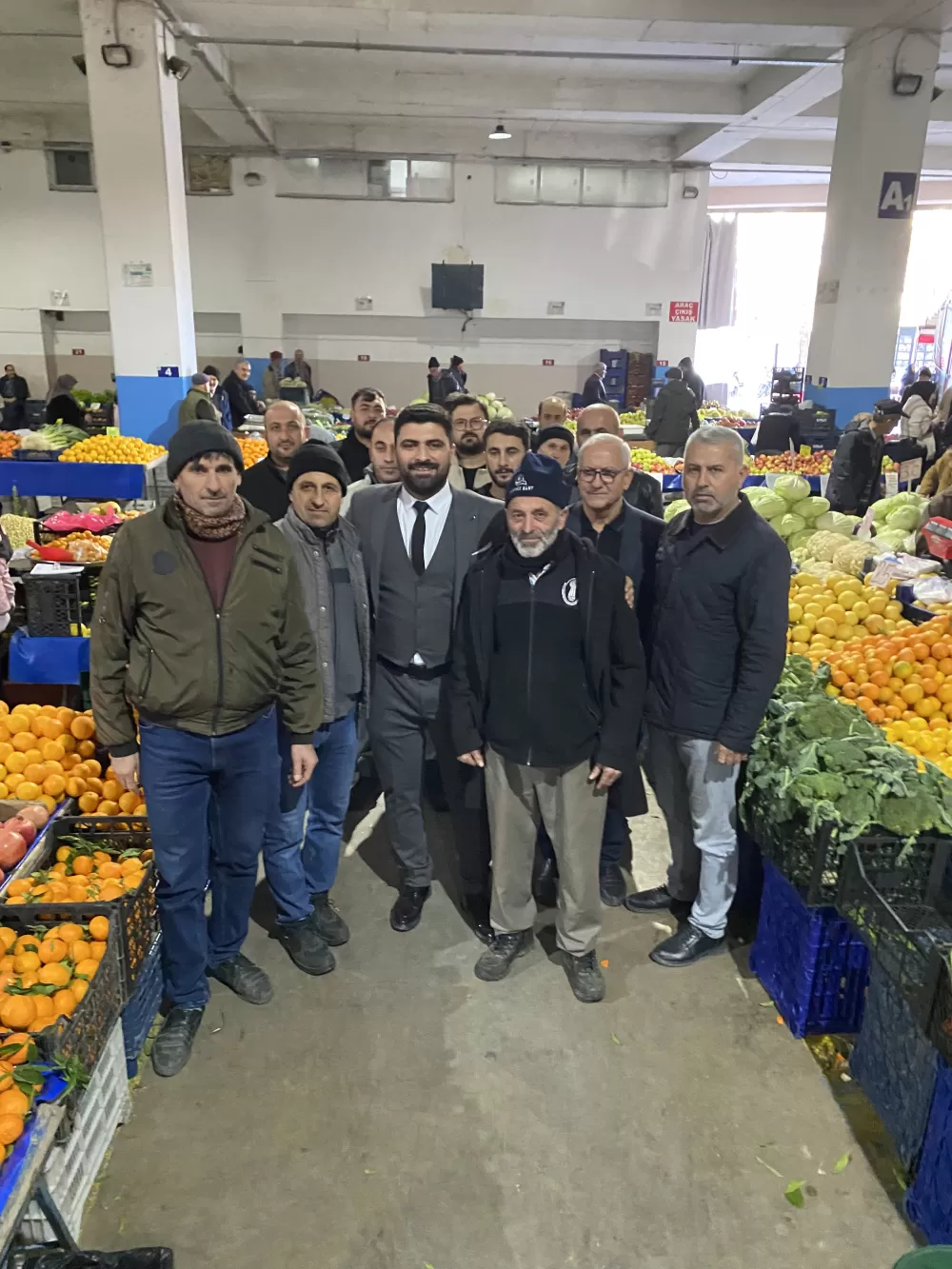 Başkan adayı Tuğcu’dan dev perşembe pazarı çıkartması! Esnaftan pazarda yoğun ilgi
