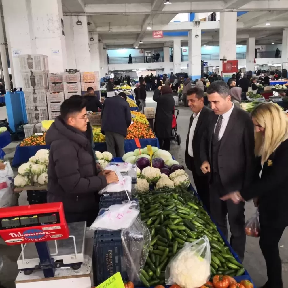 Kaymakam Can Kazım Kuruca Semt Pazarında esnafla buluştu