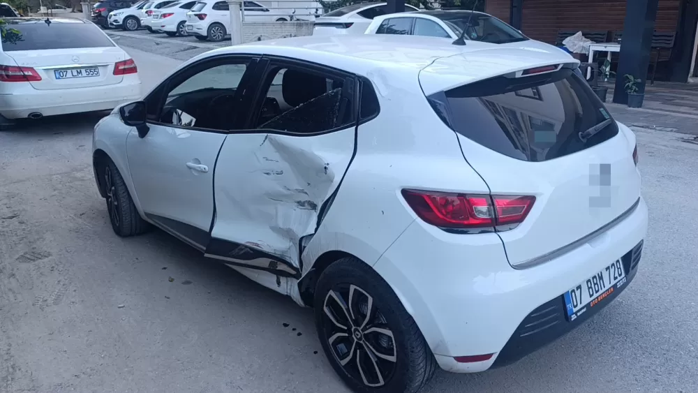 Motosiklet otomobile çarptı: 1 yaralı