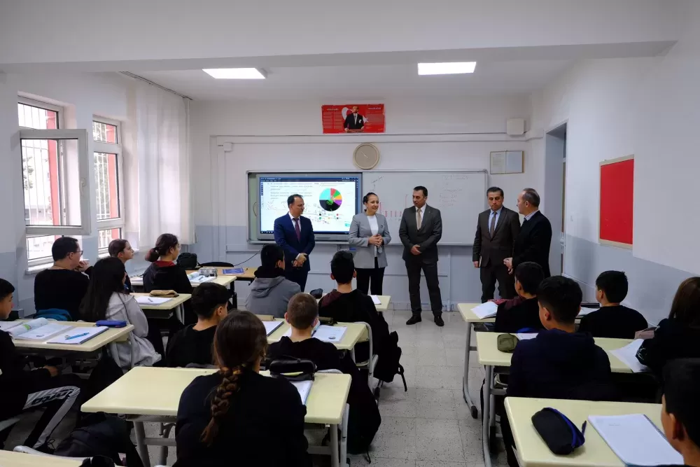 Burdur Valisi Bilgihan'dan okullara ziyaret Tek tek gezdi öğrencilerle sohbet etti