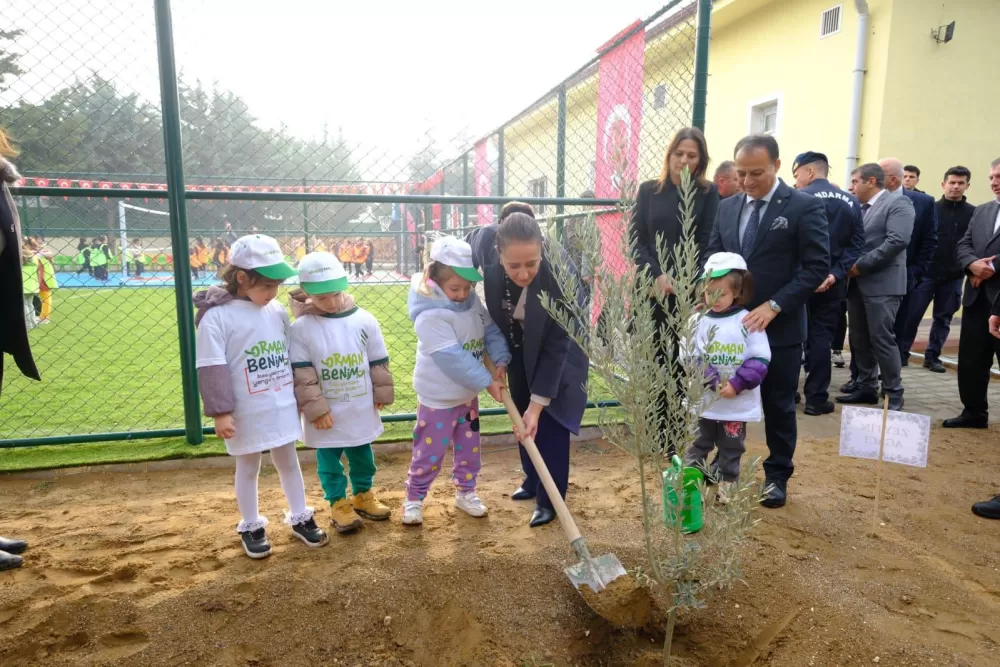 Burdur’da yeni spor alanı öğrencilerin kullanımına açıldı Vali Bilgihan açılışa katıldı
