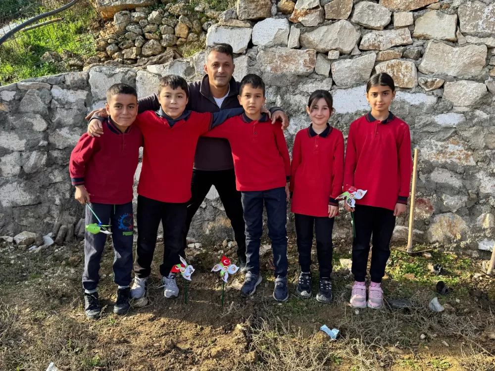 Bucak'ta minikler fidanları toprakla buluşturdu