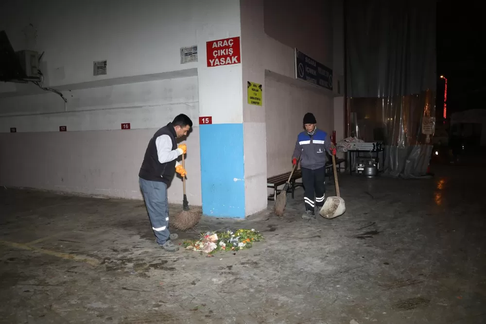 Bucak'ta pazar alanı pırıl pırıl oldu! Ekipler tertemiz yaptı