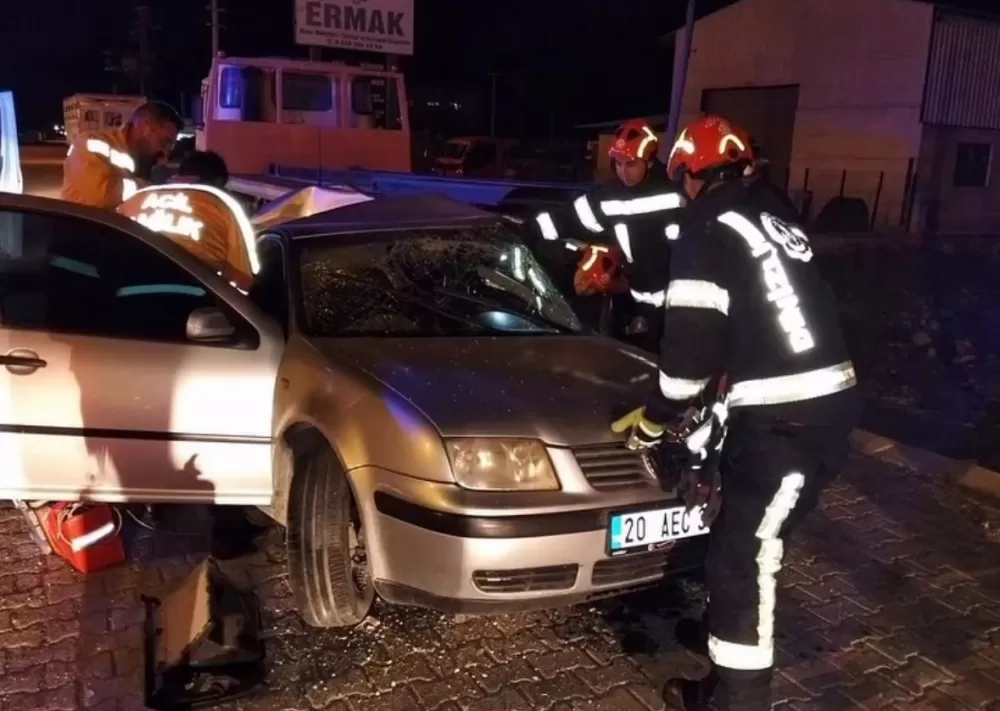 Denizli'de otomobil park halindeki tırın dorsesine çarptı: 1 ölü 1 yaralı