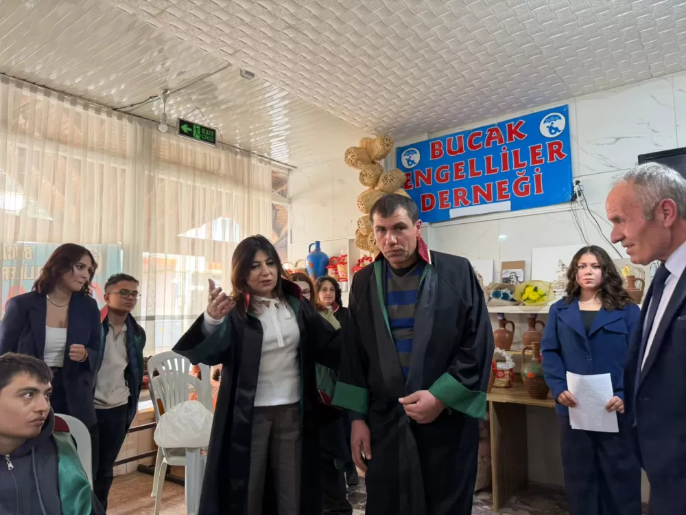 Bucak’ta engelli bireylere anlamlı jest Temsili cübbe ve ruhsat töreni