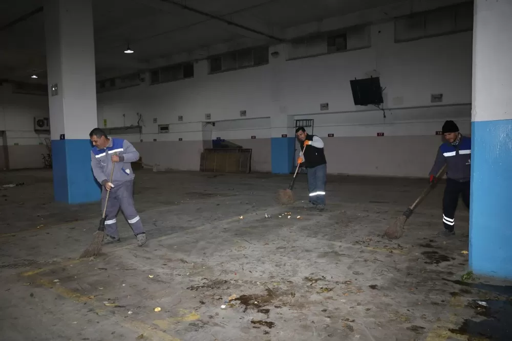 Bucak'ta pazar alanı pırıl pırıl oldu! Ekipler tertemiz yaptı