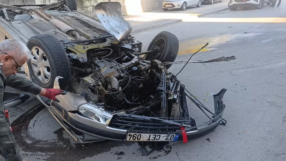 Virajı alamayan otomobil refüjdeki aydınlatma direğine çarpıp takla attı: 2 yaralı