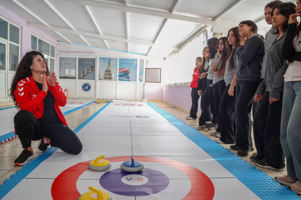 Antalya’da kız çocukları Floor Curling ile tanıştı