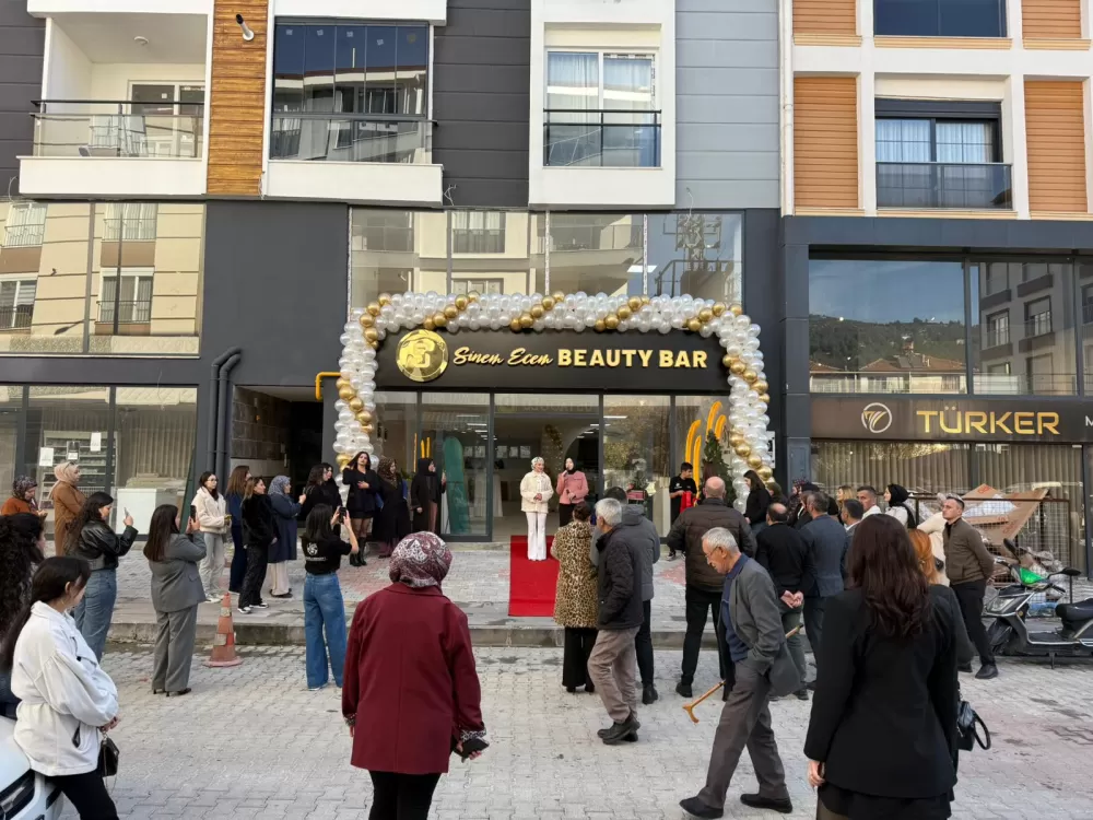Sinem Ecem Beauty Bar yeni yerinde hizmete başladı! Açılışa özel fiyatları kaçırmayın