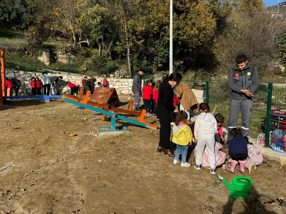Bucak'ta minikler fidanları toprakla buluşturdu