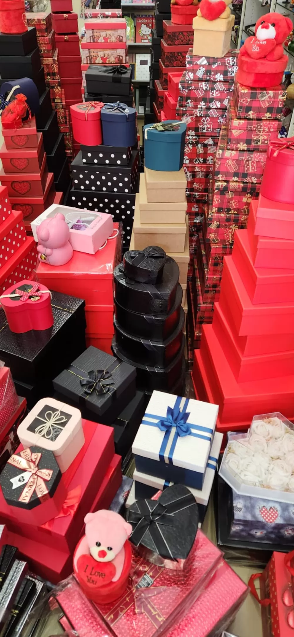 9 yıllık şıkır şıkır efsanesinde kampanya Hediyelik eşyalardan teknoloji köşesi ve bijuteriye yok yok